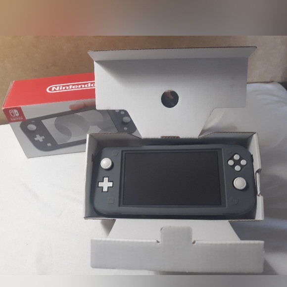 Nintendo Switch Lite - Picture 6 of 10